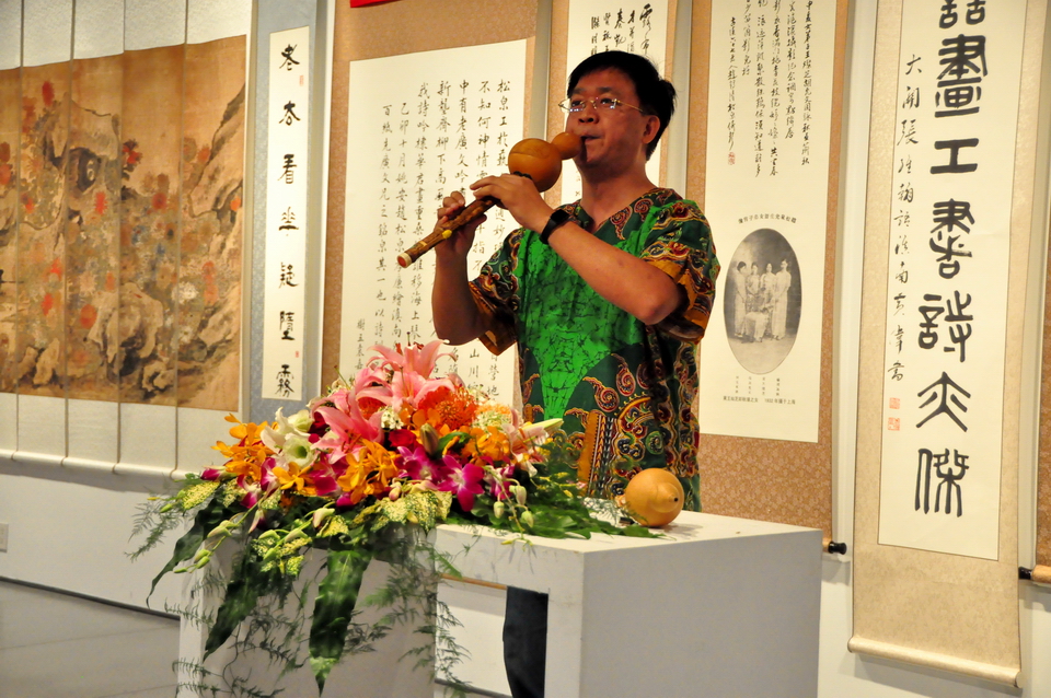 臺灣葫蘆絲學會會長陳世忠於展覽現場演奏音質獨特的雲南葫蘆絲樂曲。