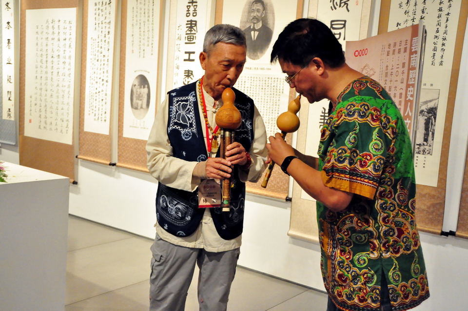 臺灣葫蘆絲學會會長陳世忠與中華大漢書藝協會名譽理事長楊蓁（左，大理白族人）於現場即興合奏雲南葫蘆絲。