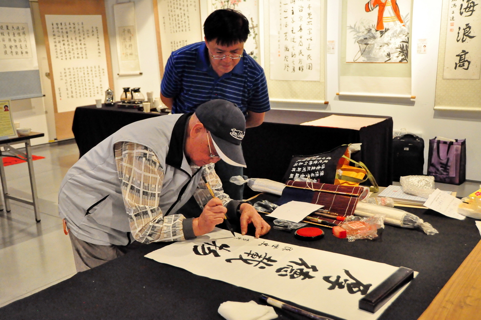 中華大漢書藝協會黃成彥先生於展覽現場揮毫。